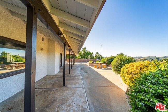 Building Photo - 44310 Vía Barranca