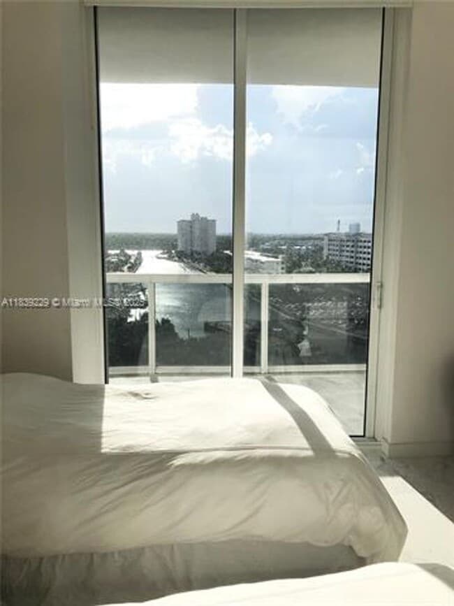 Building Photo - 15811 Collins Ave