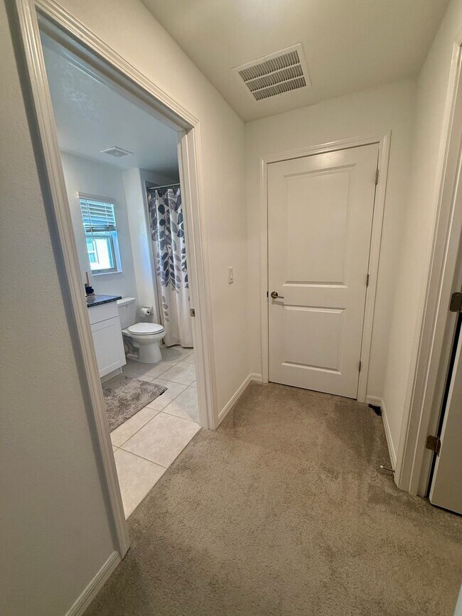 Building Photo - Bryant Square 2/2.5 1 car garage