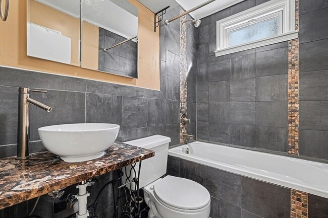 Building Photo - Adorable 2 Bedroom 1 Bath Home in Sylvan Heights!