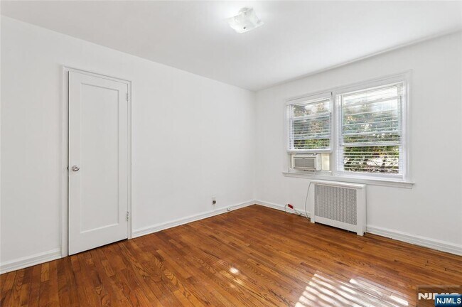 Building Photo - 25- 18 High St