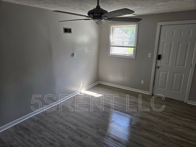 Building Photo - 236 S Mary Ellen St