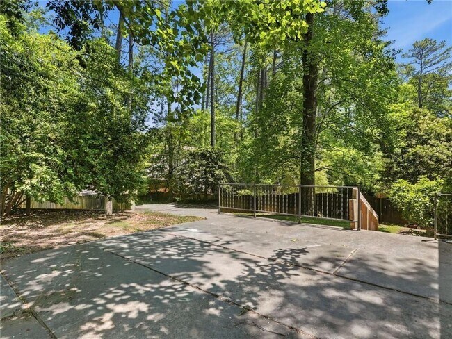 Building Photo - 1111 N Valley Dr