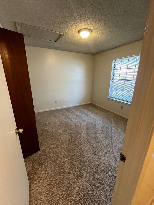 Building Photo - Classic Manor