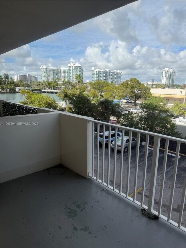 Building Photo - 1455 N Treasure Dr