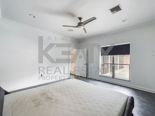 Building Photo - Three Bedroom Home in Sunset!