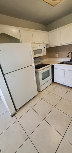 Primary Photo - 600 Village Green Ct