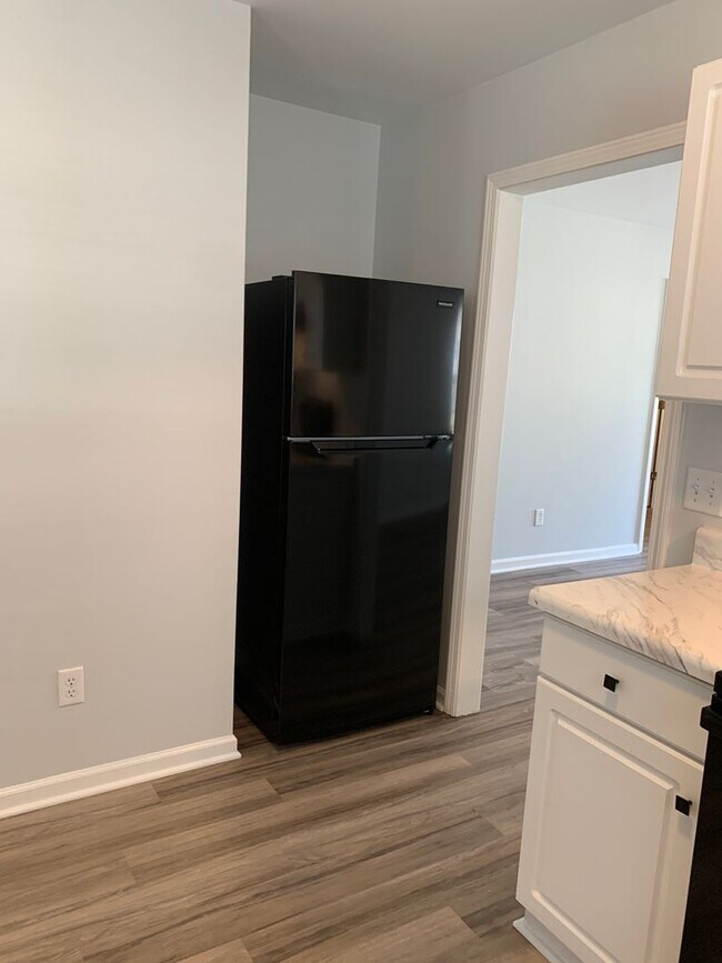 Building Photo - 3 Bedroom 2 Bath Renovated House Available Now on Park Avenue