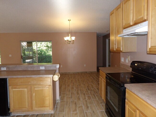 Building Photo - Spacious 4 Bedroom 2236 Sq Ft Call Carole Arcaro 386-216-4900 Deltona L Realty