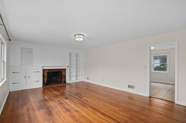 Building Photo - 216 S Poe St