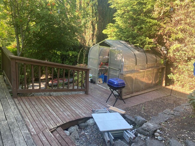 Building Photo - Newly Renovated Home in a Friendly, Active Neighborhood