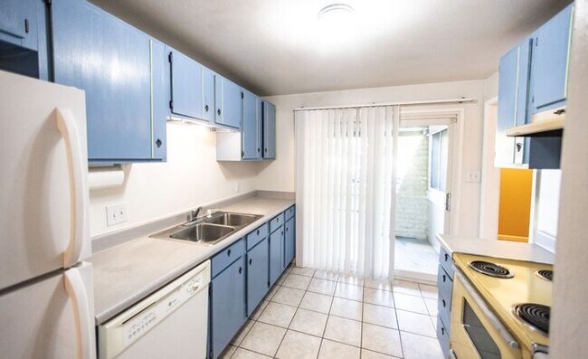 Building Photo - Cute 2 Bedroom East Sparks Townhouse