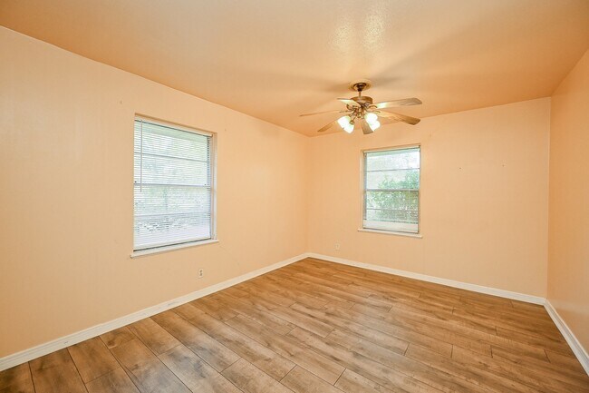 Building Photo - 10302 Woodwind Dr