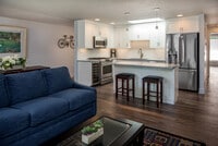 Building Photo - Furnished Townhouse On Hillcrest Country Club