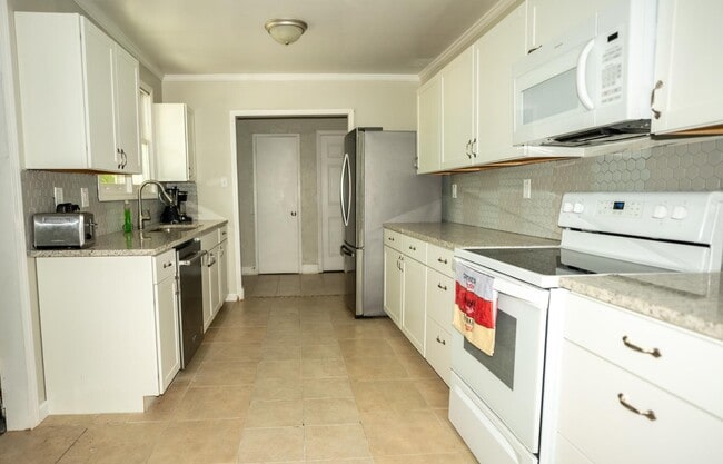 Building Photo - 130 Ella St