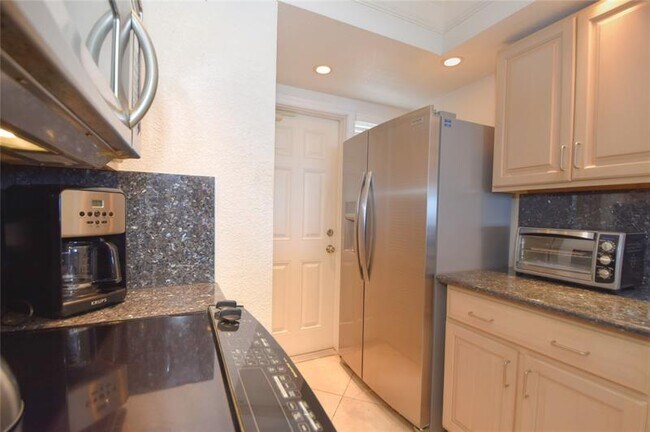 Building Photo - 1021 Hillsboro Mile
