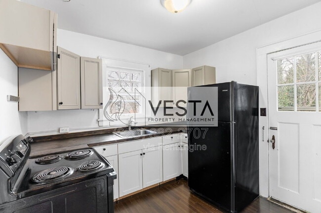 Building Photo - 68 Maple St