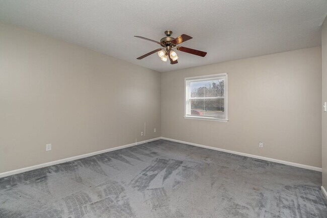 Building Photo - MOVE-IN READY!