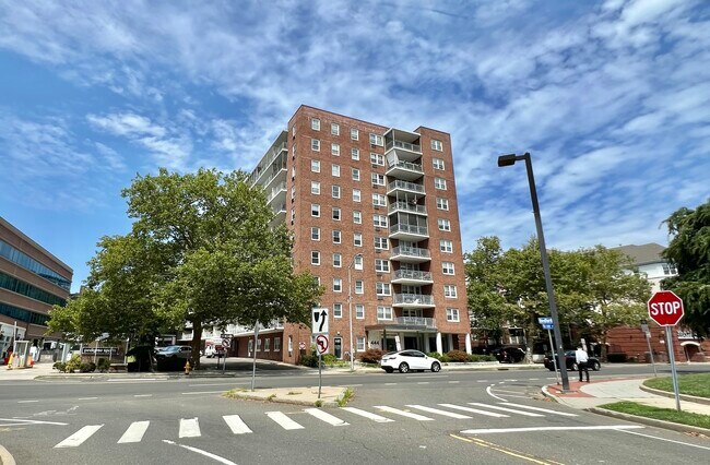 Building Photo - 444 Bedford St
