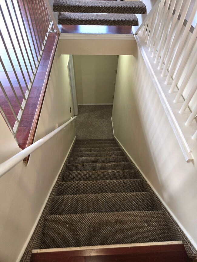 Building Photo - Spacious, freshly painted end-unit townhou...
