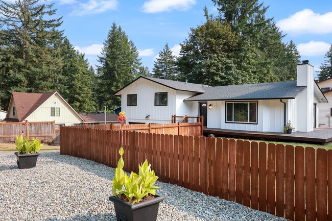 Building Photo - Home with private Long Lake community beac...