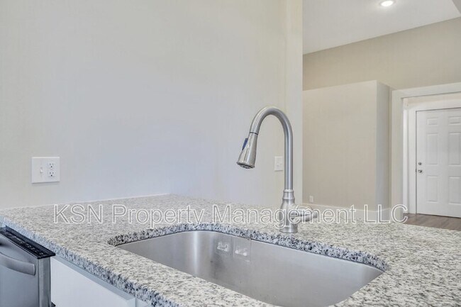 Building Photo - 309 W 33rd St