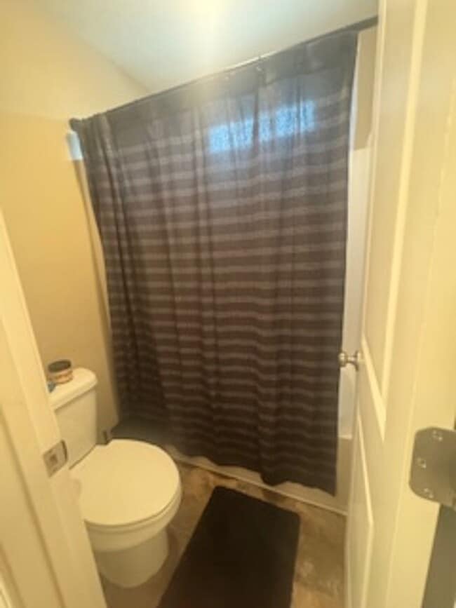 Building Photo - Available Now! Beautiful 3-Bedroom Home in Canterbury Farms