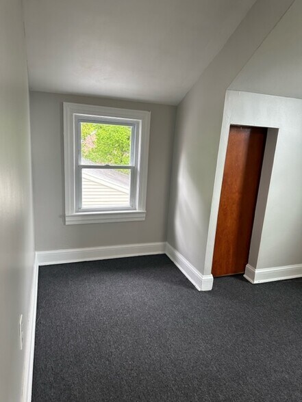 Building Photo - 255 Blakeslee St