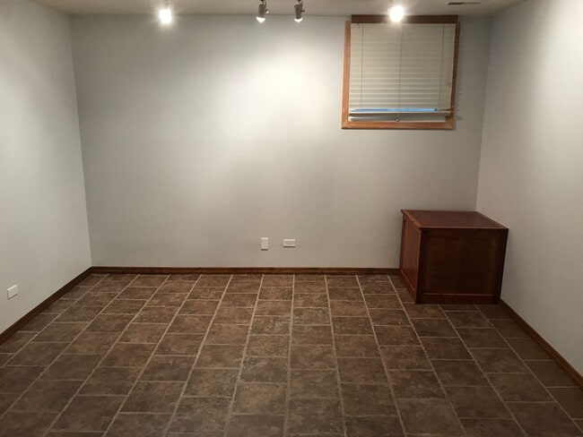 Building Photo - Large Lincoln Park 2 Bed, 2 Bath Duplex