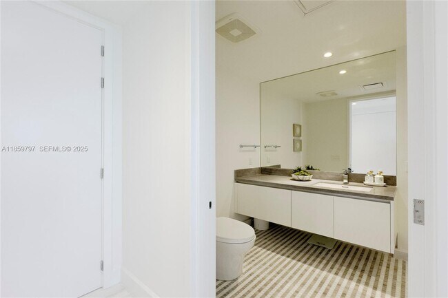 Building Photo - 700 NE 26th Terrace