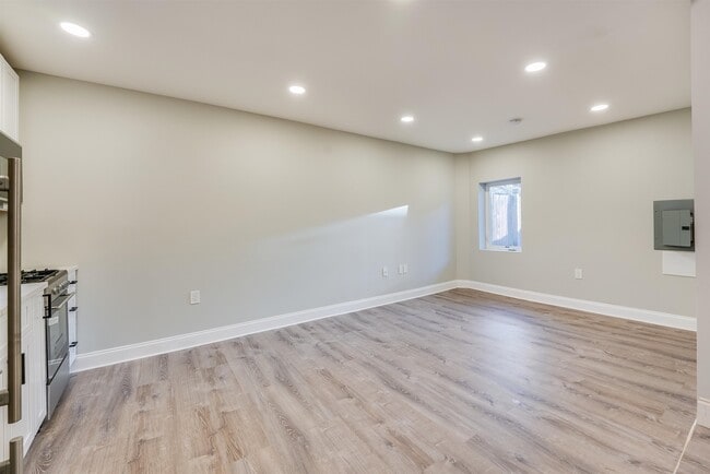 Building Photo - 172 MALLORY Ave