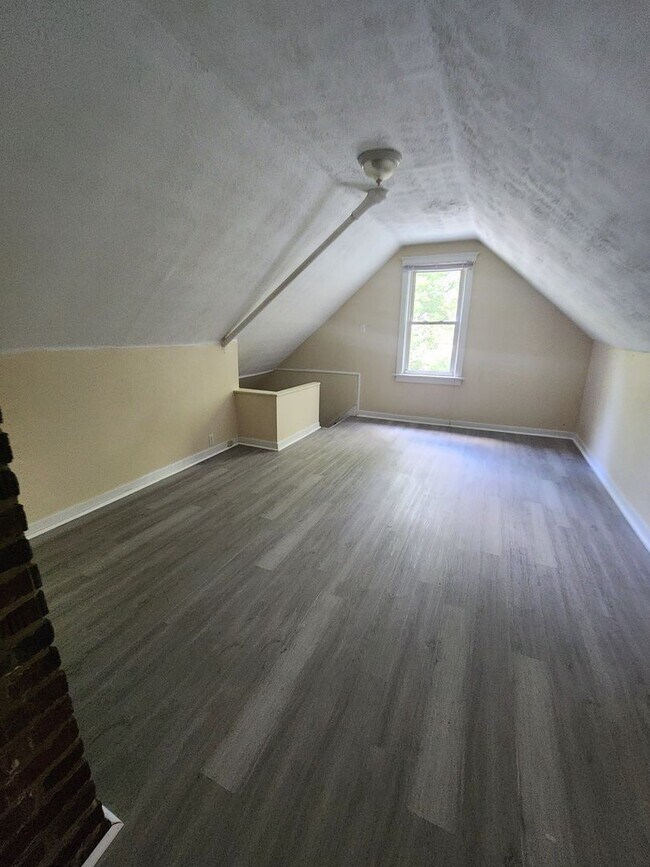 Building Photo - One Bedroom Clean Apt For Rent