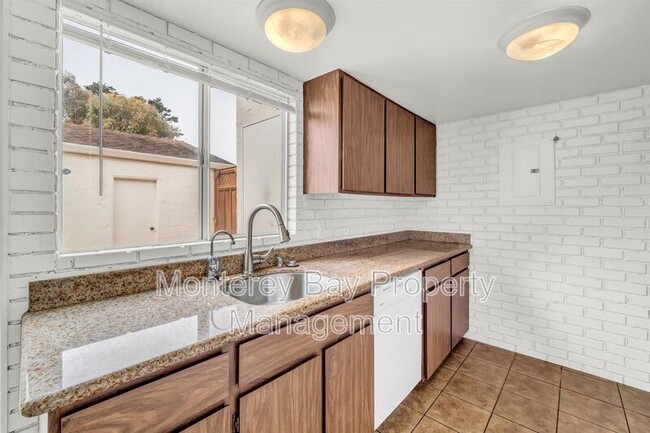 Building Photo - 3137 Seacrest Ave