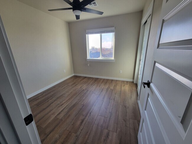 Building Photo - 3 Bedroom, 2.5 Bath Unit in Single Family Residence, White City