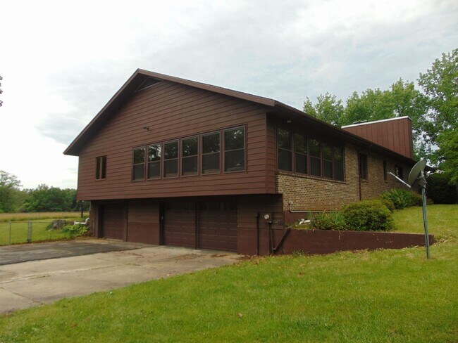 Building Photo - Amazing 3 Bed 2 Bath Country Home With Fab...