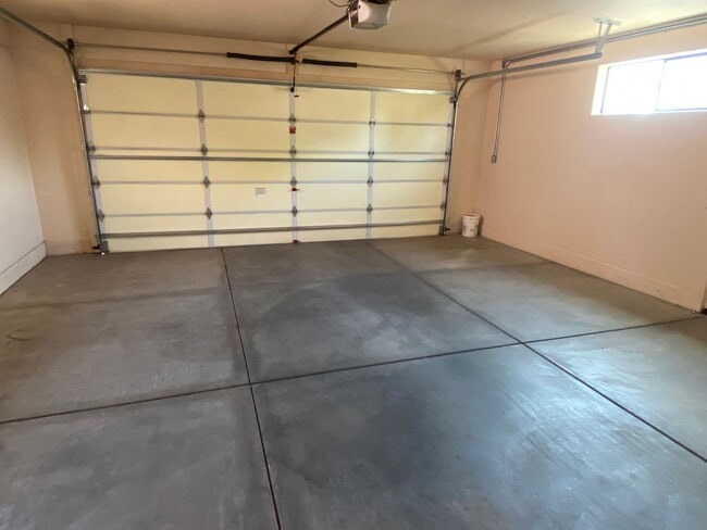 Building Photo - HOUSE - VILLAGE OF OAK CREEK