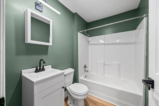 Building Photo - 2 Bedroom Pet Friendly Home For Rent Near Madison Street!