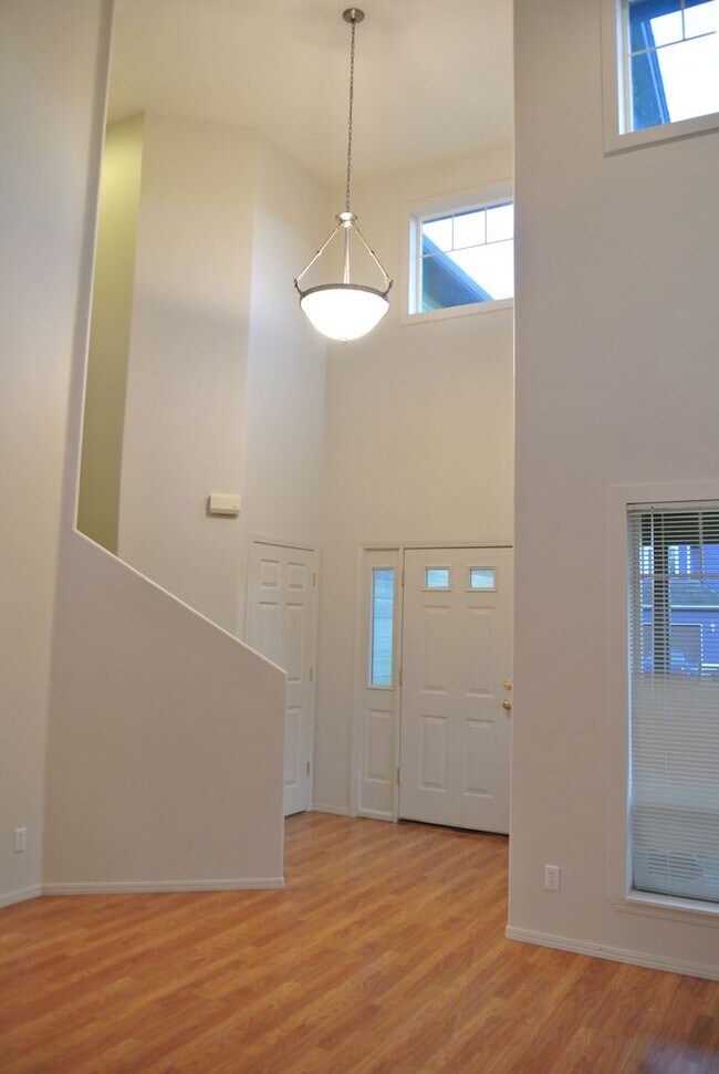 Building Photo - 3 Bedroom in Lexington Neighborhood