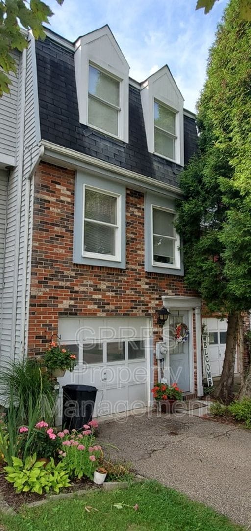 Building Photo - Townhouse for rent