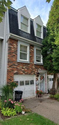 Building Photo - Townhouse for rent