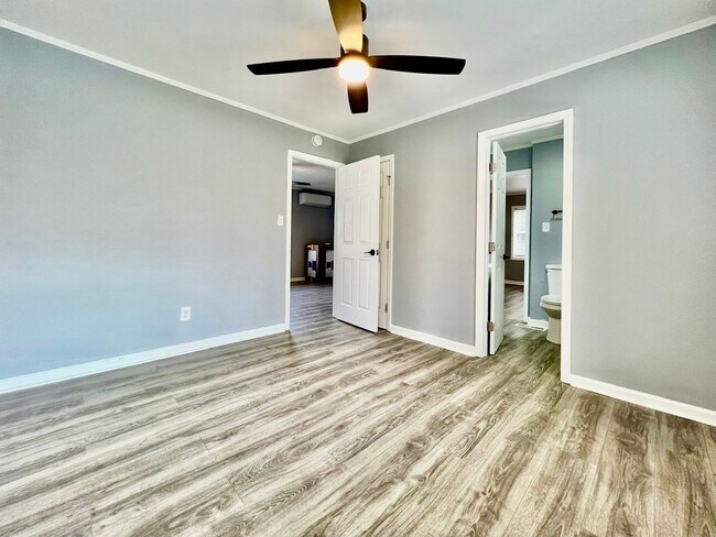 Building Photo - Newly Remodeled Duplex in Macon - Housing Voucher Eligible
