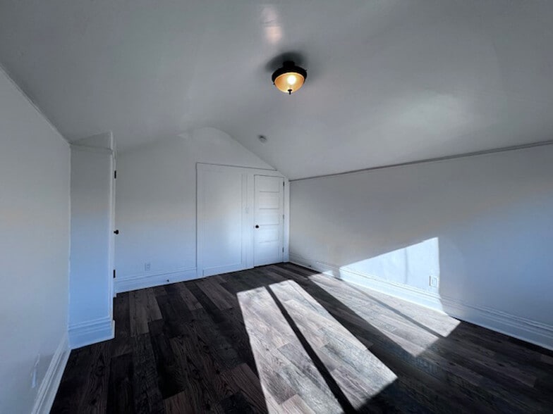 Building Photo - 722 30th St