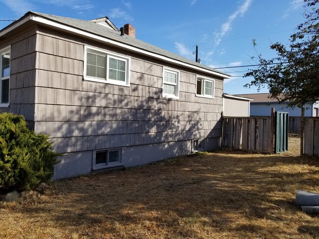 Building Photo - House with Full Basement