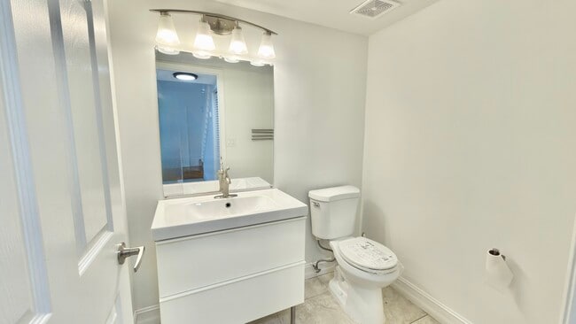 Building Photo - 501 Racquet Club Rd