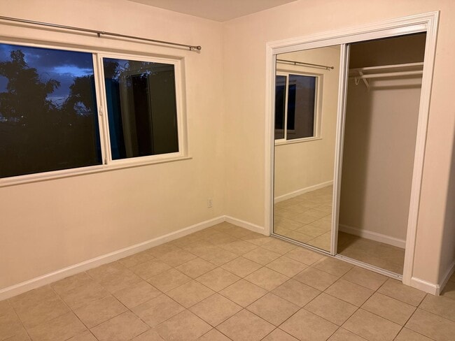 Building Photo - 2 bedroom 1.5 bath duplex Great location!