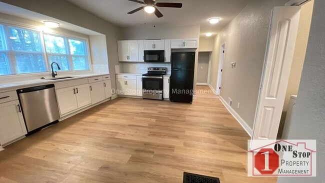 Building Photo - MOVE IN READY NOW!! - 3 Bedroom 2 1/2 Bath...