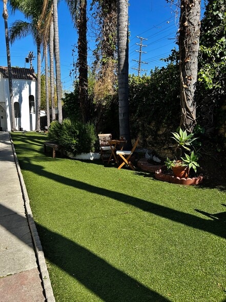 Building Photo - 806 N Poinsettia Pl