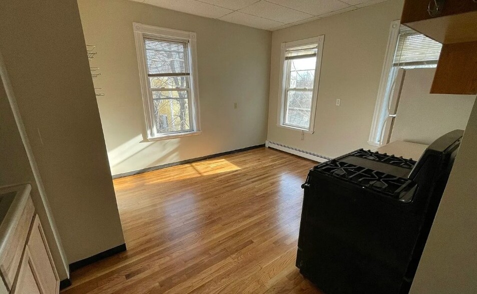 Building Photo - 164 Putnam Ave