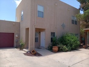 Building Photo - 3 Bedroom, 2.5 Bathroom Home! Schedule a Showing!