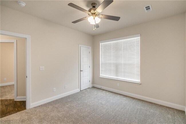 Building Photo - 411 Linda Ln